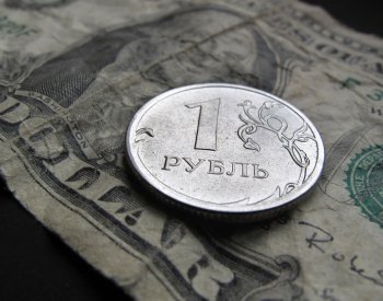 Rubl sestoupil na nejslabší úroveň za jeden a půl roku