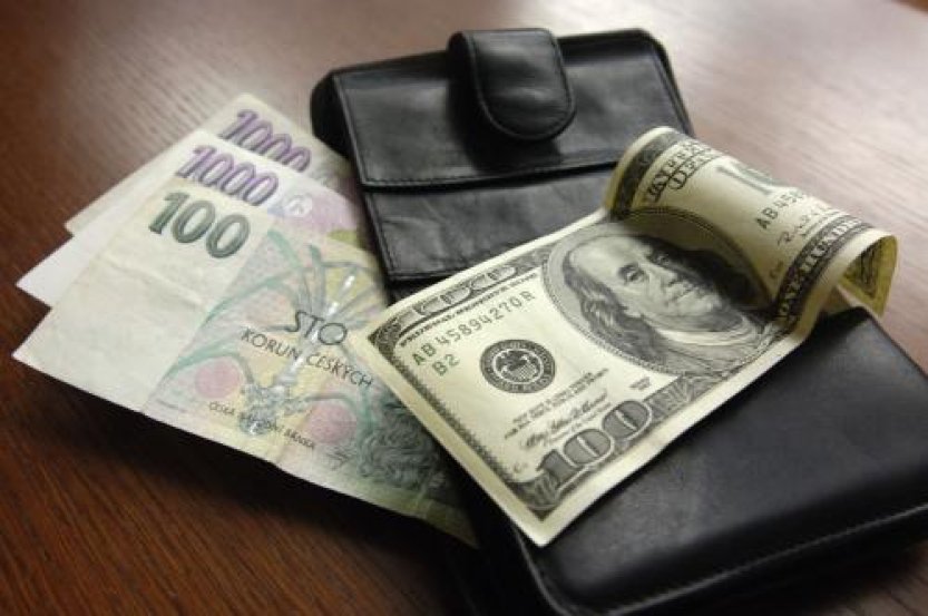 Analytici: Konflikt na Blízkém východě může oslabit korunu a zdražit ropu