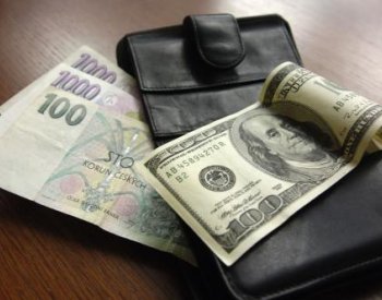 Analytici: Konflikt na Blízkém východě může oslabit korunu a zdražit ropu