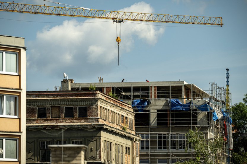 Omezená bytová výstavba bude brzdit pokles cen nových bytů, míní odborníci