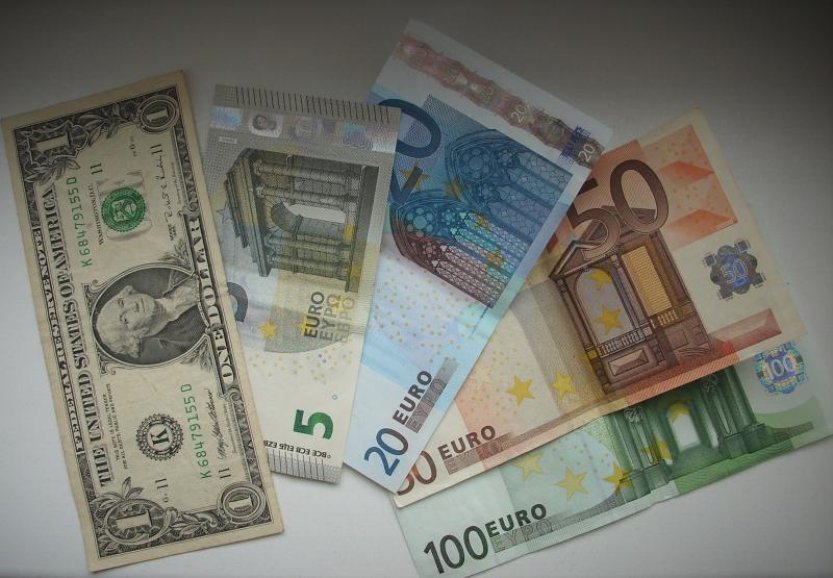 Koruna mírně posílala k oběma hlavním světovým měnám