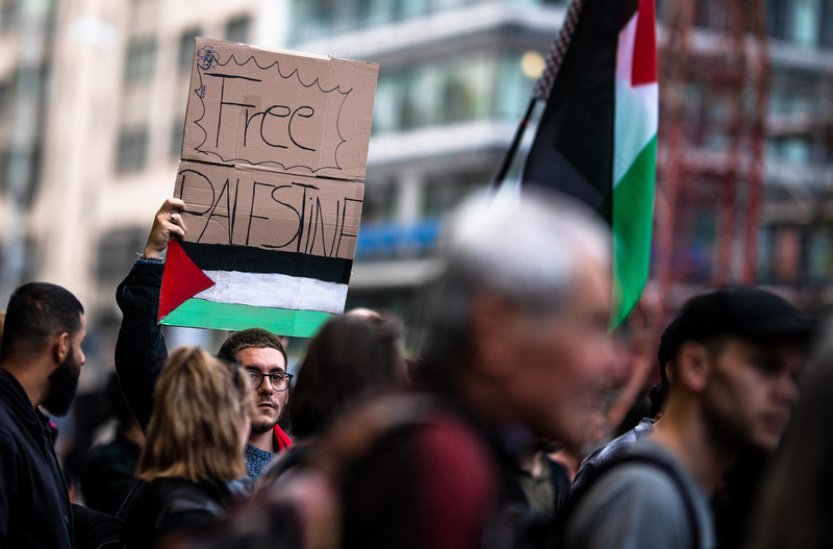 Učitel chtěl žákům zabránit v oslavě Hamásu, dostal ránu do břicha