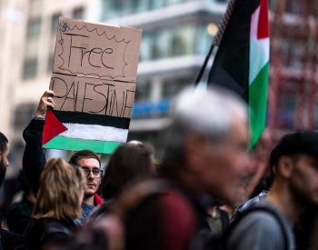 Učitel chtěl žákům zabránit v oslavě Hamásu, dostal ránu do břicha