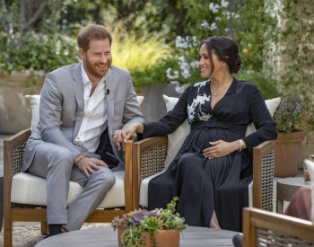 Upoutávky na dokument o Harrym a Meghan čelí kritice, že jsou zavádějící