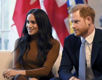 Princ Harry viní královskou rodinu z hraní špinavých her a vypouštění historek