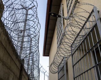 Francouzské věznice jsou bezradné, stovky dronů doručují drogy i zbraně