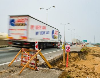 Na rozšíření D1 u Brna pracují dělníci i v noci, hotovo má být v červnu 2025