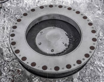 NASA odhalila vzorky z planetky Bennu, k Zemi putovaly 1,9 miliardy kilometrů