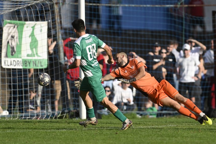 Fotbalisté Bohemians 1905 rozstříleli v poháru Kolín, dál jdou i Zlín a Olomouc