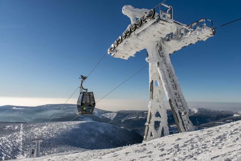 Na Sněžce vál vítr o síle orkánu, horní úsek lanovky byl mimo provoz