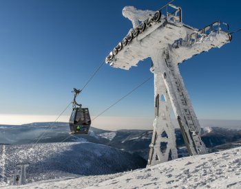 Na Sněžce vál vítr o síle orkánu, horní úsek lanovky byl mimo provoz