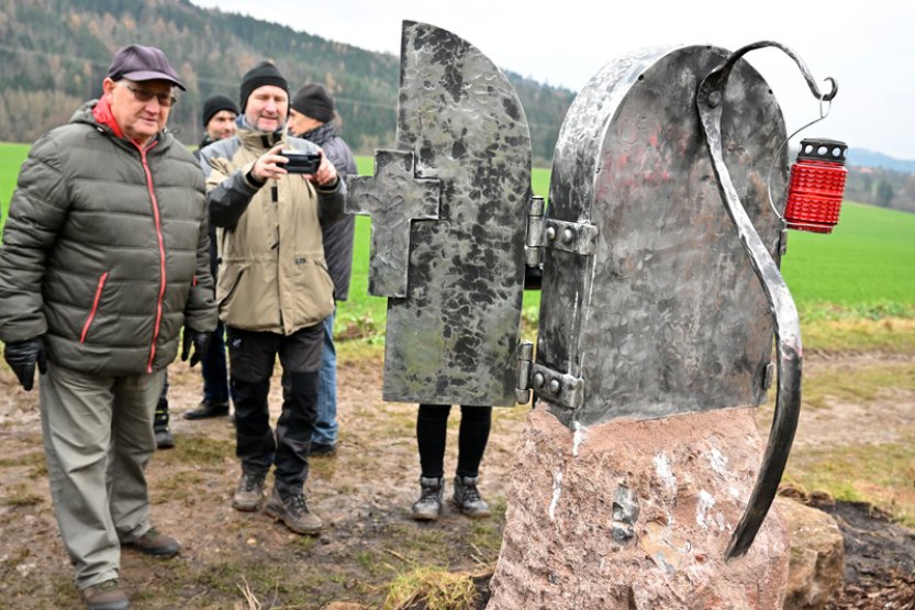 Obnovenou Růzeckou cestu z Tišnova do Jamného zdobí skříňkový oltář