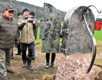 Obnovenou Růzeckou cestu z Tišnova do Jamného zdobí skříňkový oltář