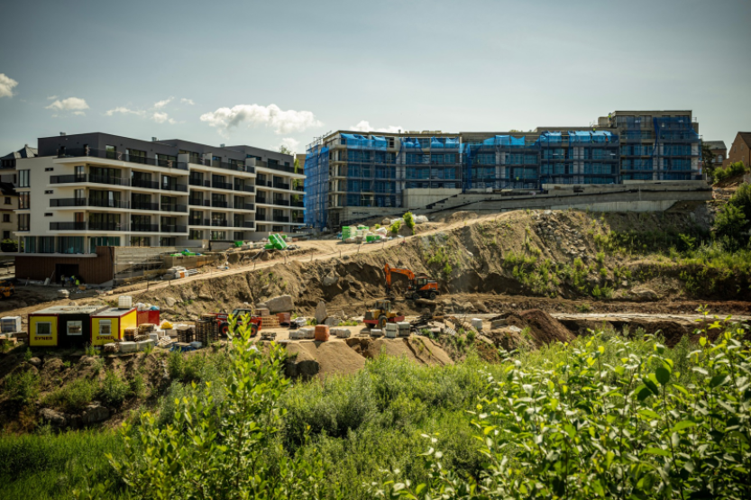 Nabídka bytů a domů příští rok klesne, poptávka vzroste