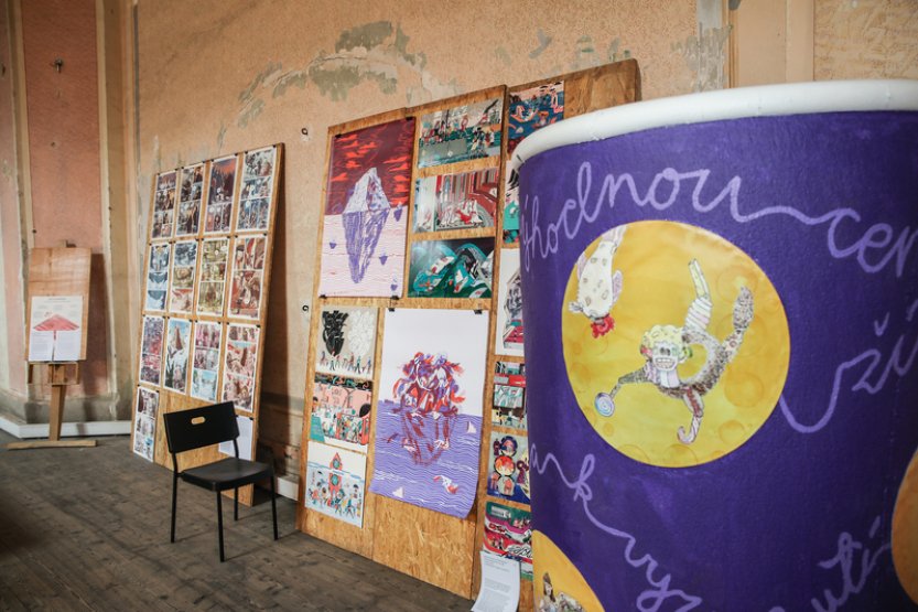 Brněnskou Káznici zaplnily komiksy, festival Koma potrvá do neděle