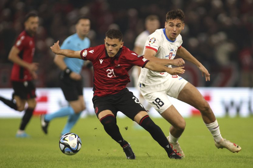 Albánští fanoušci pískali do české hymny, na zápas do Tirany dorazil i Babiš