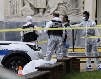 Útočník na střední škole na severu Francie zabil nožem učitele, další zranil