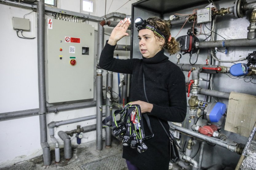 Divadlo Feste hraje o sexuálním násilí v prázdném domě, diváci dostanou čelovky