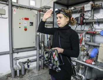 Divadlo Feste hraje o sexuálním násilí v prázdném domě, diváci dostanou čelovky