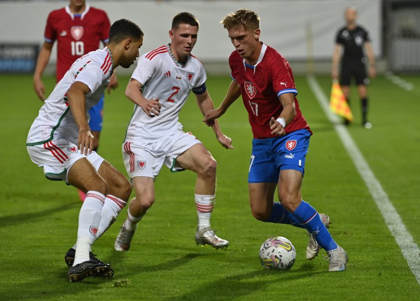 Jednadvacítka přišla v nastavení o výhru s Walesem