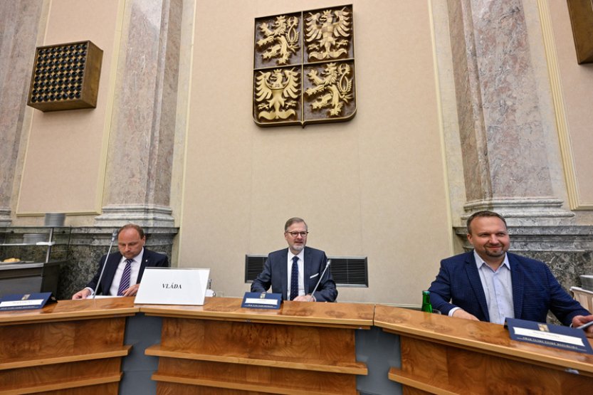 Ministrům dnes začíná dvoutýdenní dovolená