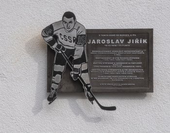 Bronzová deska ve Vojnově Městci připomíná bývalého hokejistu Jiříka