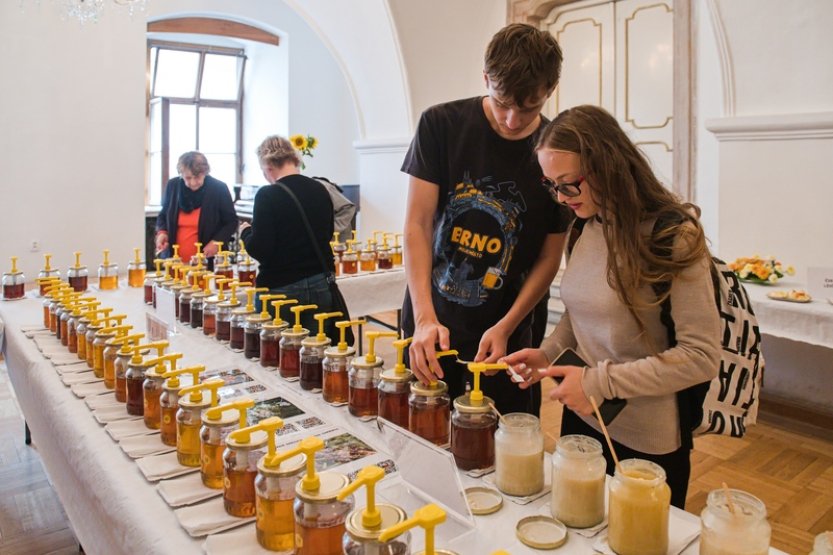 Výstava nejlepších medů z ČR nabízí v Brně ochutnávku 135 soutěžních vzorků