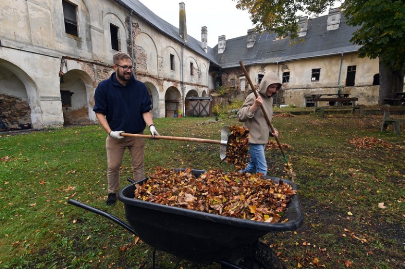 Dobrovolníci v Toužimi postupně oživují zámek, který roky chátrá