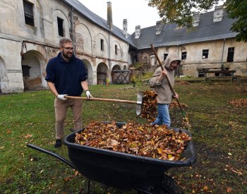 Dobrovolníci v Toužimi postupně oživují zámek, který roky chátrá