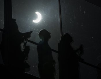 Lidé napříč Amerikou pozorují prstencové zatmění Slunce, NASA ho vysílá živě