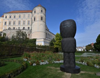 Čtyřmetrový Hvězdář Jaroslava Róny vyhlíží ze zámecké zahrady na Mikulov