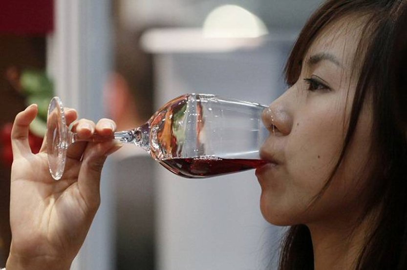 Experti na závislosti doporučují upravit daň u tabáku, vína i hazardu