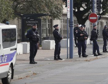 Škola v Arrasu byla kvůli anonymní hrozbě bombou evakuována, poplach byl planý