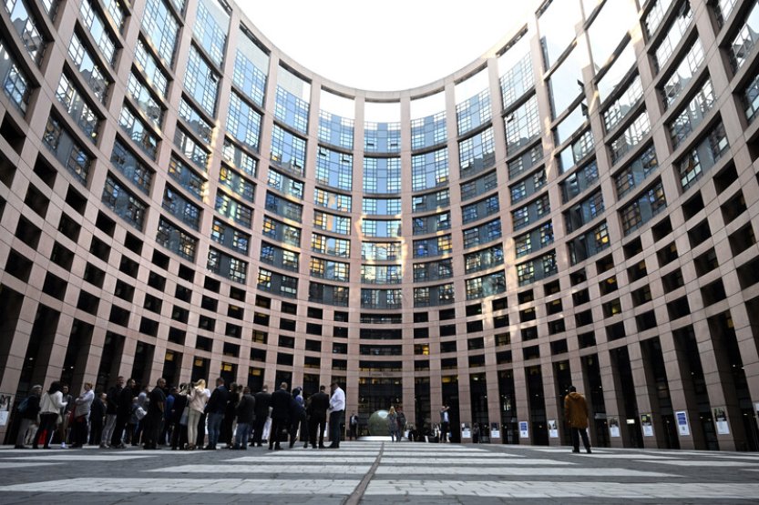 Europoslanci cestovali do Štrasburku, vlak je zavezl do Disneylandu