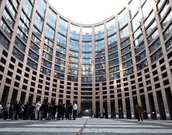 Europoslanci cestovali do Štrasburku, vlak je zavezl do Disneylandu