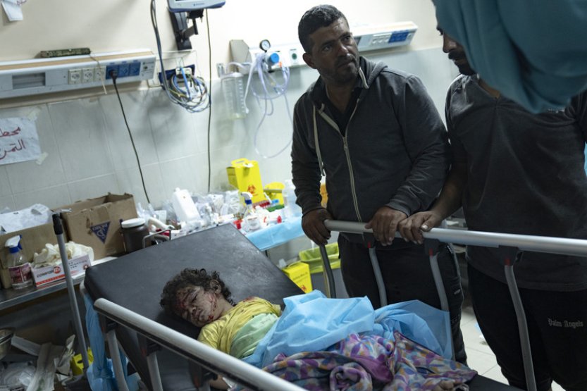 The Guardian: Nemocnice v Gaze jsou přeplněné živými i mrtvými