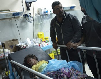 The Guardian: Nemocnice v Gaze jsou přeplněné živými i mrtvými