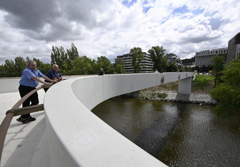 Lidé v Praze mohou z Holešovic do Karlína jít po nové lávce přes Štvanici