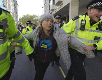 Aktivistku Gretu Thunbergovou zadržela při demonstraci londýnská policie