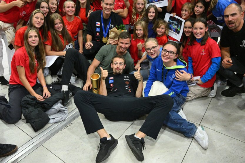 Šampiony Perušiče a Schweinera vítal na letišti dav, hrála jim mexická kapela