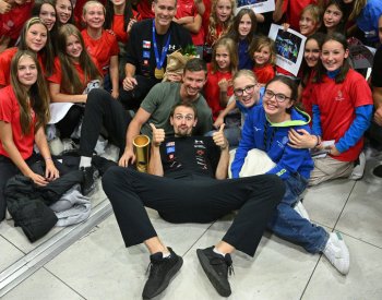 Šampiony Perušiče a Schweinera vítal na letišti dav, hrála jim mexická kapela