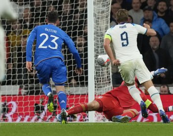 Fotbalisté Anglie porazili v repríze finále Eura Itálii 3:1 a postoupili na ME