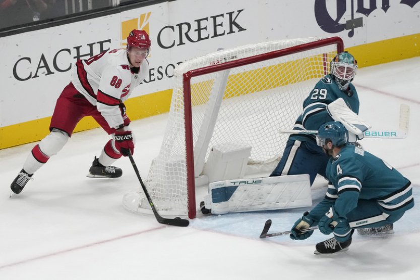 Nečas řídil výhru Caroliny, Sharks nestačil gól Zadiny a přihrávky Hertla