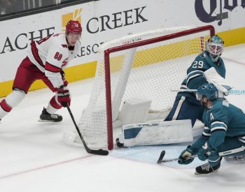 Nečas řídil výhru Caroliny, Sharks nestačil gól Zadiny a přihrávky Hertla
