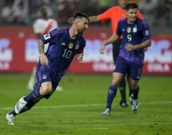 Messi zařídil argentinským šampionům výhru v Peru a odpoutal se od Suáreze