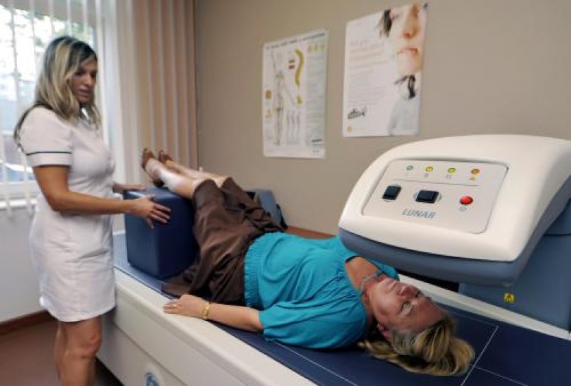 Až 750.000 lidí v ČR trpí řídnutím kostí, odhalit je může preventivní vyšetření