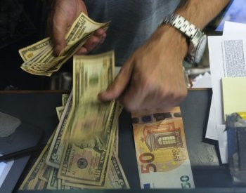 Koruna oslabila k euru i dolaru