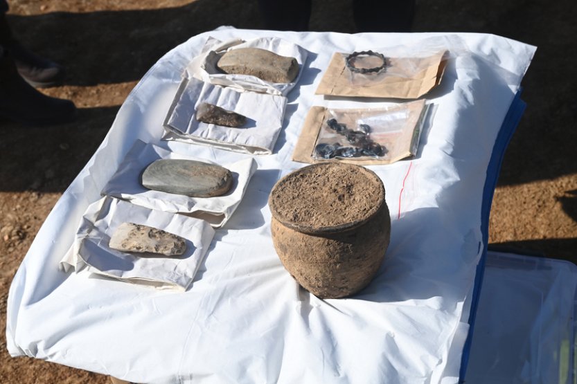 Archeologové na místě budoucí dálnice u Olomouce našli prastaré hroby