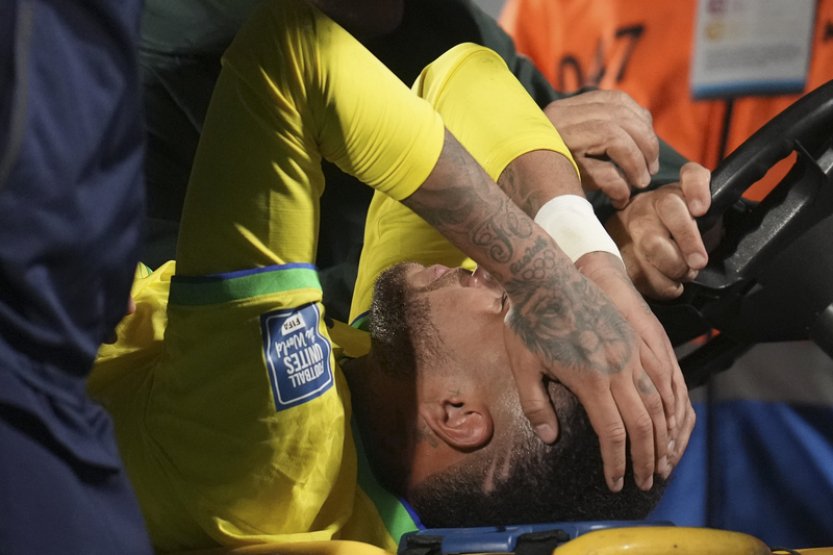 Neymar si přetrhl přední zkřížený vaz v kolenu a musí na operaci