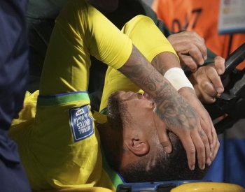 Neymar si přetrhl přední zkřížený vaz v kolenu a musí na operaci